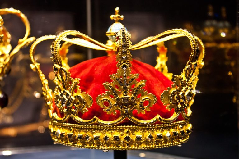 Золотая корона на красном фоне